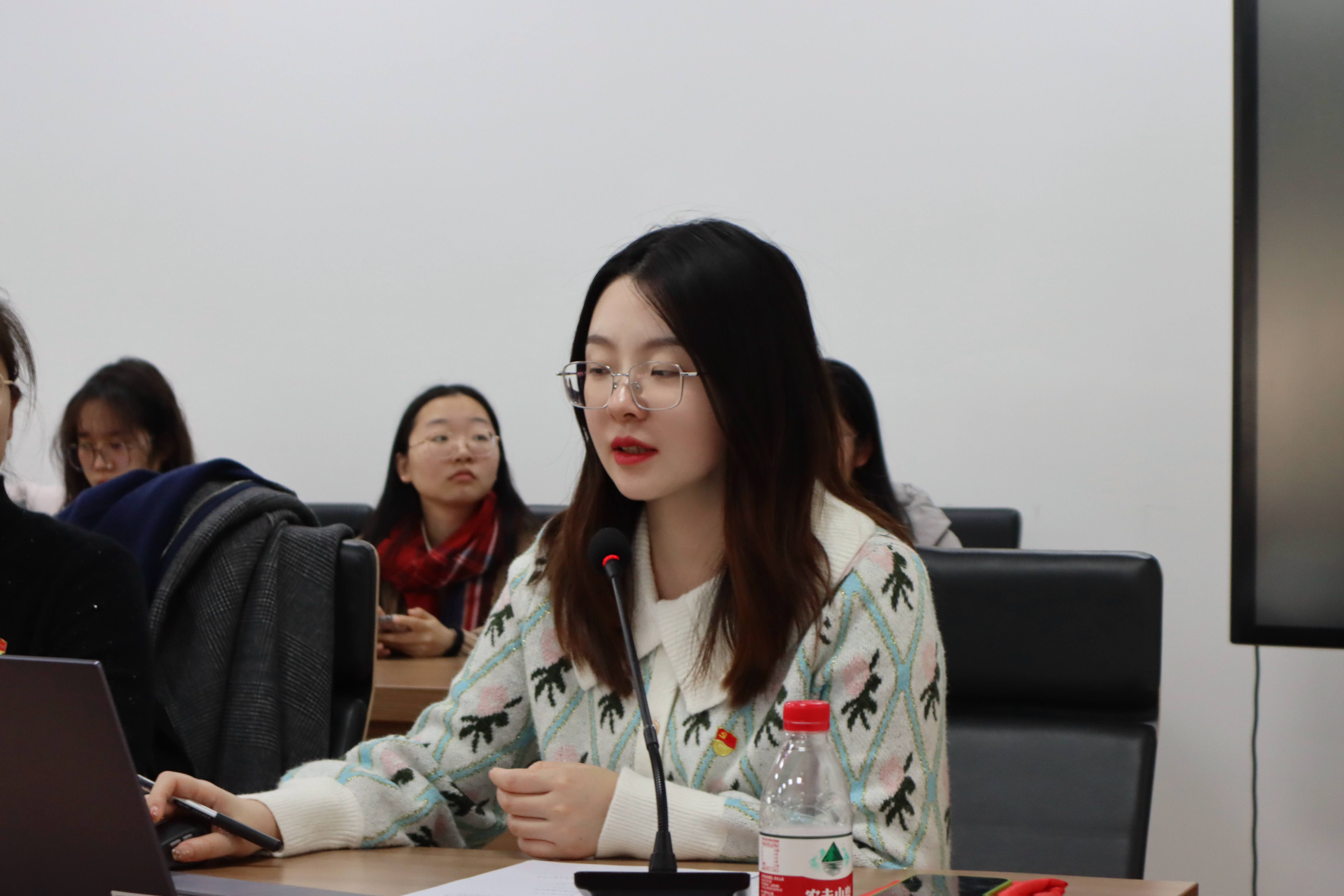 支部书记王旭作总结发言.jpg 支部书记王旭作总结发言.jpg