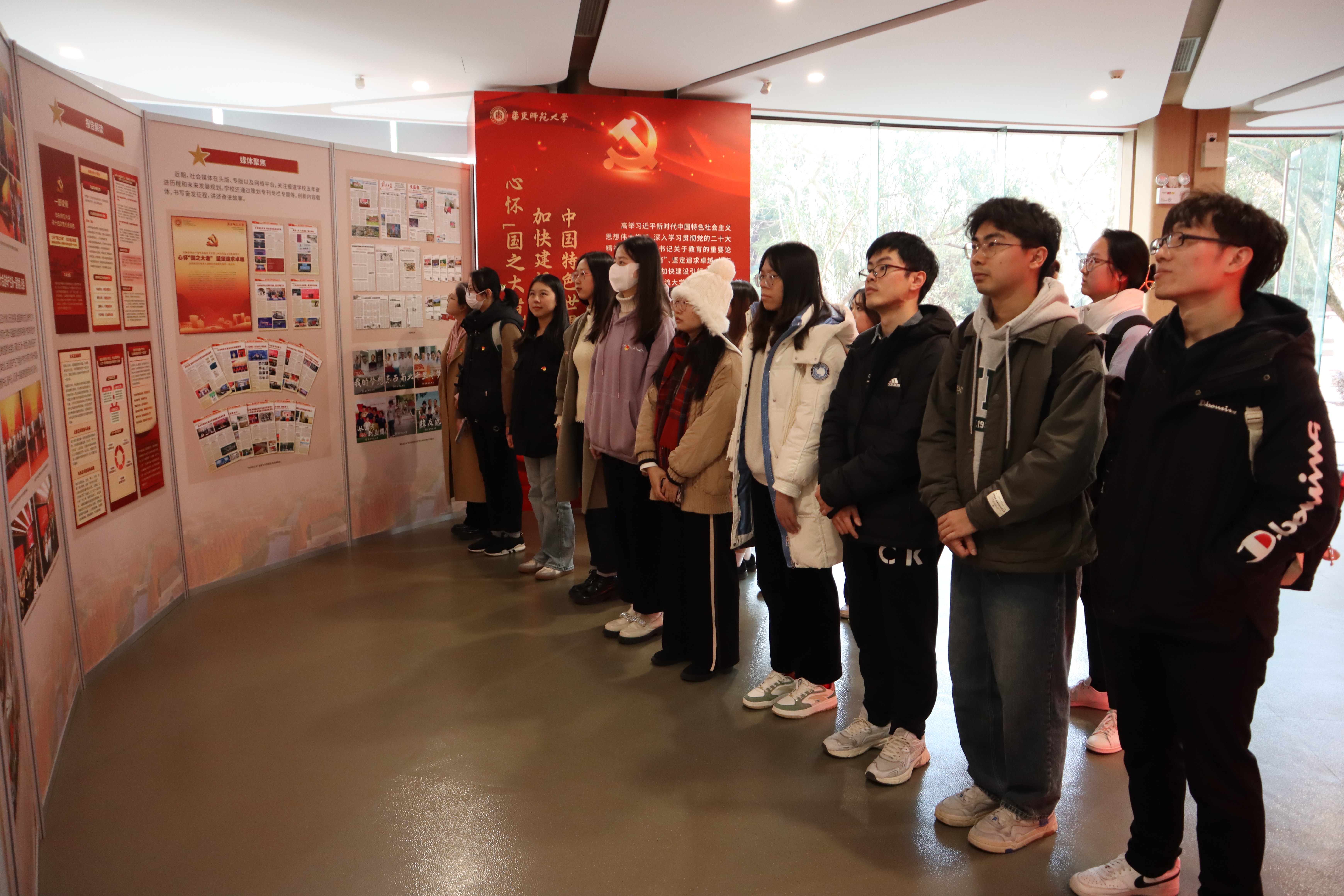 支部党员参观“奋进的五年——中国共产党华东师范大学第十四次代表大会”专题展2.JPG 支部党员参观“奋进的五年——中国共产党华东师范大学第十四次代表大会”专题展2.JPG