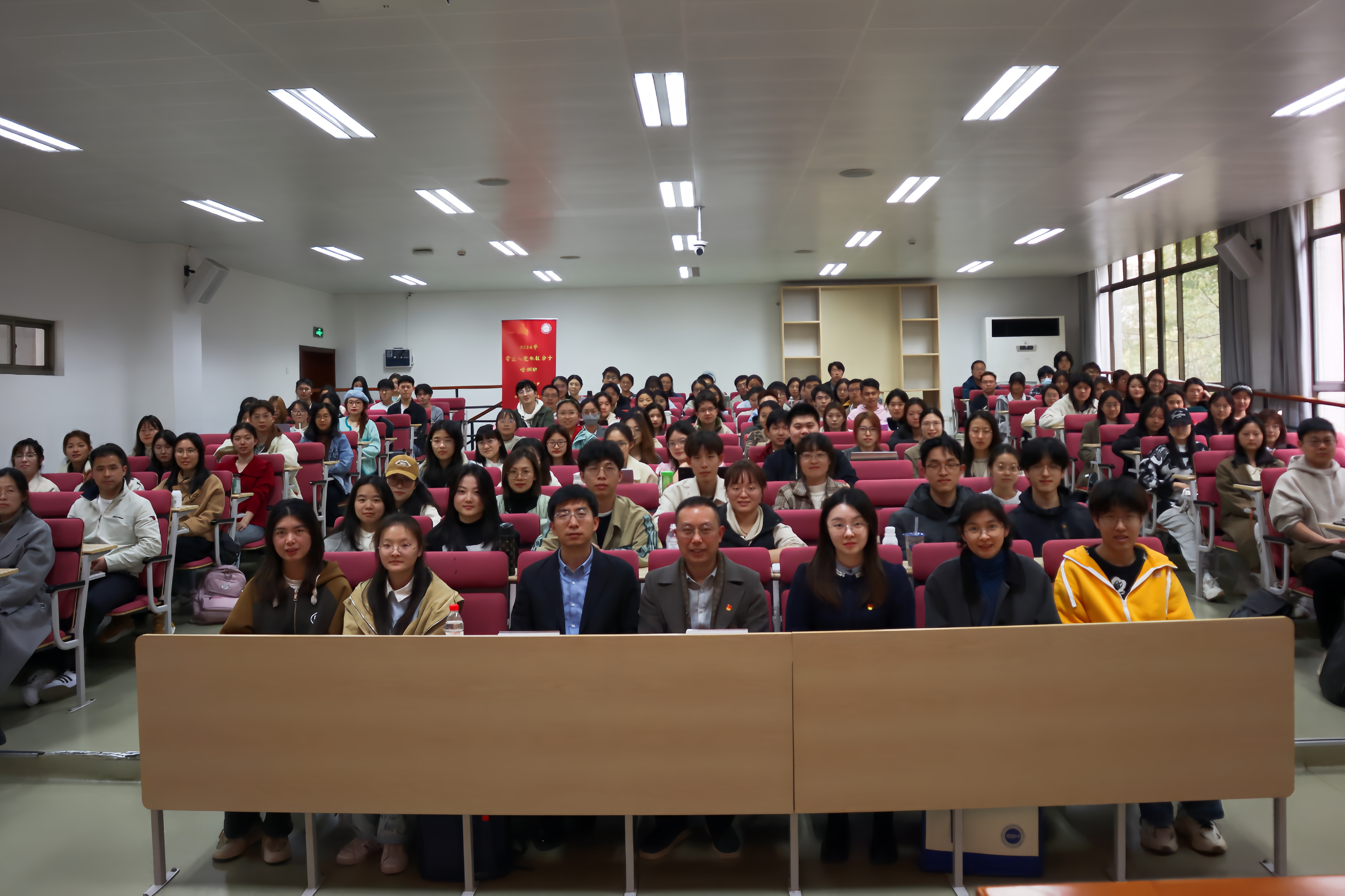 现场师生合影.jpg 现场师生合影.jpg